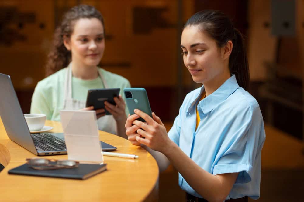 Mobile-First Training for Frontline Workers: Why It’s a Game Changer